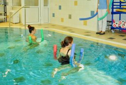 Nėščiųjų mankšta baseine: kada išsigelbėjimas, o kada sportuoti vandenyje nepatartina