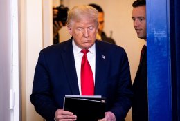Apklausa: D. Trumpas gerokai sumažino atsilikimą nuo J. Bideno