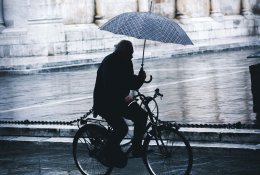 Kai orai apvilia: ką svarbu žinoti važiuojant dviračiu per lietų?