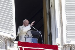 Popiežius: paskalos ir plepalai yra baisiau už COVID-19