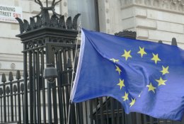 ES pasipiktinimas – nė motais: Jungtinės Karalystės parlamentarai patvirtino naują „Brexito“ įstatymą