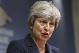 Buvusi JK premjerė Th. May kritikuoja „beatodairišką“ šalies „Brexit“ planą