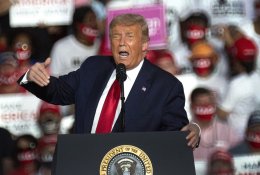 D. Trumpas pareiškė turįs imunitetą koronavirusui