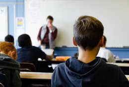 Nepaisant pandemijos, ragina palikti mokyklas atidarytas