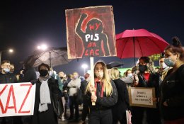 Lietuviai tiesia pagalbos ranką Lenkijos moterims: siūlo pagabą norinčioms saugiai nutraukti nėštumą