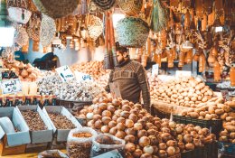 ŽŪM: karantino metu turgavietėse galima prekyba maisto produktais ir eglutėmis