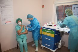 Pirmąją vakcinavimo dieną nuo koronaviruso paskiepyta 2270 Lietuvos medikų