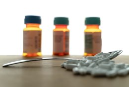 Vaistus geriate saujomis? Gydytoja perspėja apie prastesnę ligos kontrolę ir didesnę šalutinio poveikio riziką