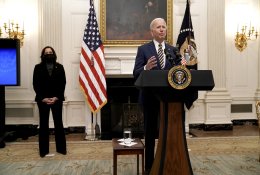 J. Bidenas dėl koronaviruso atnaujins D. Trumpo atšauktą draudimą užsieniečiams įvažiuoti į šalį