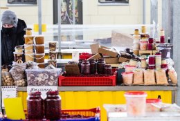 Atnaujinama nedidelių parduotuvių, grožio paslaugų veikla, lauko prekyba