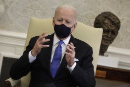 J. Bidenas sukritikavo „neandertalietiškus“ valstijų gubernatorių sprendimus atšaukti reikalavimą dėvėti kaukes