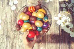 Kiaušinių dažymas natūraliais produktais: arbata, prieskoniai, žolelės, uogos