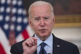 J. Bidenas liepą tikisi „nepriklausomybės nuo viruso“