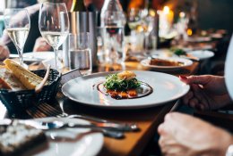 Restoranų atstovė: sprendimas viena valanda prailginti darbo laiką – nuvylė