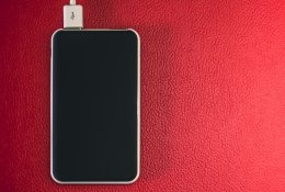 Ekspertas paaiškino, kodėl nereikėtų krauti telefono per naktį