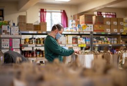 Tūkstančiams nepasiturinčiųjų – parama maisto produktais ir higienos prekėmis