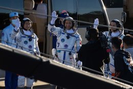 Į naująją kosminę stotį pakilo trys kinų astronautai
