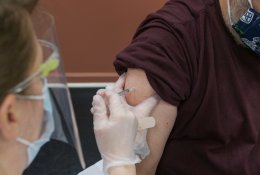 Perspėja dėl liūdno scenarijaus: jei skiepijimo tempas nedidės, rudenį teks grįžti prie griežtesnių ribojimų