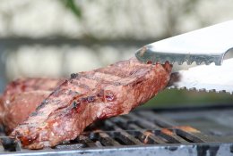 Kepame tobulą jautienos didkepsnį: kodėl jam reikia leisti „pailsėti“ prieš valgant ir kitos paruošimo gudrybės