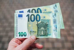 Lietuviams grynųjų reikia vis mažiau – per mėnesį išsiverčia su 200 eurų