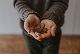 Ragina naikinti „atidirbinėjimo“ už socialinę paramą sistemą: tai moderni vergystė