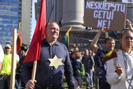 E. Zingeris: ar apsivilkę imituojančią mano motinos dėvėtą Štuthofo koncentracijos stovykloje aprangą jie gali tyčiotis iš holokausto?