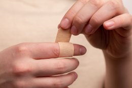 Kas ketvirtas Lietuvos gyventojas ant žaizdų pila dezinfekcinį skystį – taip daryti nereikėtų
