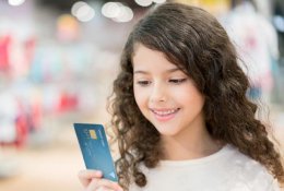Pirmoji banko kortelė: kada geriausia atidaryti vaiko sąskaitą?
