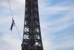 Paryžiuje drąsuolis akrobatas nepabūgos 70 m aukščio: įtemptu lynu kirto Senos upę