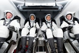 Istorinė kelionė į kosmosą: iš civilių sudaryta „SpaceX“ įgula sėkmingai užbaigė skrydį aplink Žemę