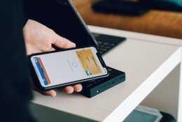 Piniginę perkeliame į telefoną: kaip išsaugoti mokėjimo korteles išmaniuosiuose?
