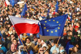 „Polexit“ išsigandę dešimtys tūkstančių lenkų surengė didelį protestą