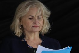 Protestuotojų beveik nebesurenkanti A. G. Astrauskaitė dėl skatinimų organizuoti karinį pervesmą sulaukė prokuratūros dėmesio