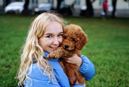 Šunų fotografei Gabijai dėl gero kadro tenka ir atsigulti