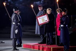 Postą paliekanti A. Merkel ragina kovoti už demokratiją