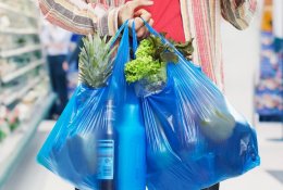 Siūloma uždrausti nemokamai dalinti parduotuvėse plastikinius pirkinių maišelius