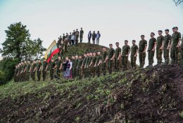 Opozicija kritikuoja svarstymus įvesti visuotinį šaukimą: iki dantų apginkluoti visus šauktinius yra iliuzija