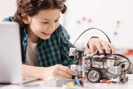 Vaikai ir programavimas: kada juos supažindinti su technologijomis ir kokią naudą tai duoda?
