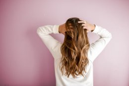 Slenkantys plaukai – kaip įveikti šią problemą?