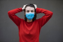 Sąlytį su sergančiais COVID-19 turėjusiems žmonėms – izoliacija nebeprivaloma