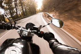 Seimas suvienodino atsakomybę už greičio viršijimą motociklininkams ir lengvųjų automobilių vairuotojams