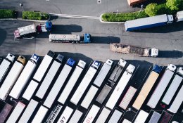 Transporto įmonės stabdo vilkikus – trūksta vairuotojų