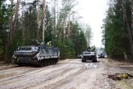 Lietuva Ukrainai perduos šarvuočių, sunkvežimių ir visureigių