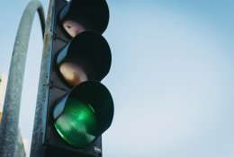 Žali mirksintys šviesoforų signalai nėra naikinami: savivaldybės ir kelių savininkai patys spręs, kur juos naudoti