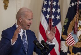 J. Bidenas pranešė apie 1 mlrd. JAV dolerių naują karinę pagalbą Ukrainai