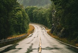 Vasarinis automobilio paslydimas ant balos – baisesnis už slydimą plikledžiu