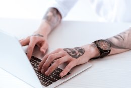 Tatuiruotės, spalvinga šukuosena ir kitos ryškios stiliaus detalės aptarnaujant klientus: vis dar tabu ar normalu?