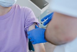Adaptuotomis COVID-19 vakcinomis bus galima skiepytis jau kitą savaitę: kam jos skirtos?