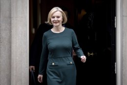 Naujosios britų premjerės užmojai: nori mažinti mokesčius nemažinant valstybės išlaidų