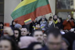 Negyvenamų sodybų savininkus siūloma atleisti nuo pareigos per šventes kelti valstybės vėliavą